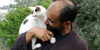 Ένας φιλόζωος Ιερέας στην Πάρο, αποχαιρετά τον γάτο του.. Νταίζο, που  τον φρόντιζε  μέχρι το τέλος του
