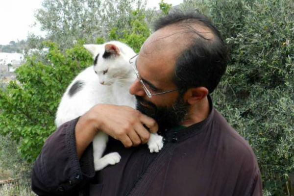 Ένας φιλόζωος Ιερέας στην Πάρο, αποχαιρετά τον γάτο του.. Νταίζο, που  τον φρόντιζε  μέχρι το τέλος του