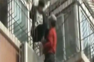 Σπαρακτικό βίντεο: Πατέρας σκαρφαλώνει σε κτίριο για να πείσει την κόρη του να μην αυτοκτονήσει