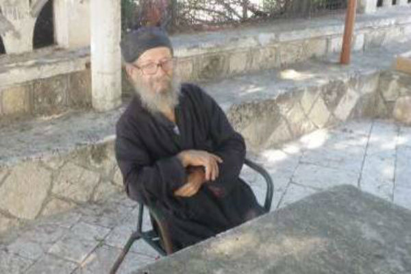 90χρονος μοναχός,  ζεί «παρέα» με έναν... σεισμογράφο!