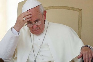 Ενδυματολογική λιτότητα του Πάπα, σε επίπεδα υπερβολής