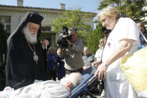 Αρχιεπίσκοπος: Δεν θα επιτρέψουμε να ”σβήσει” το άσυλο ανιάτων