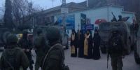 Ιερείς ευλογούν στρατιώτες στην Σεβαστούπολη