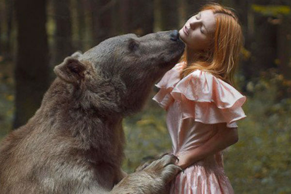 Φωτογραφίζονται σε άβολες πόζες με άγρια ζώα -Το παράτολμο εγχείρημα μιας Ρωσίδας καλλιτέχνιδας εικόνες