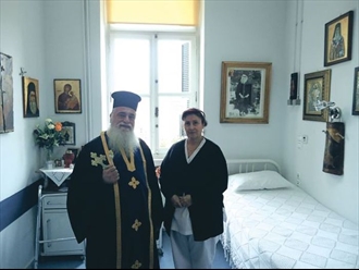 O π.Φιλόθεος μας ξεναγεί στο δωμάτιο που εκοιμήθη ο Άγιος Νεκτάριος