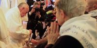 Ο Πάπας Φραγκίσκος έπλυνε τα πόδια 12 ανθρώπων με ειδικές ανάγκες