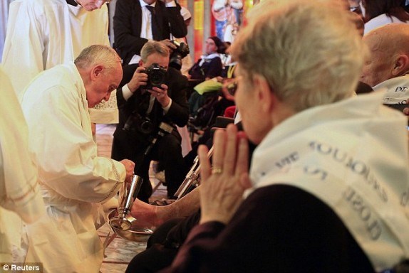 You are currently viewing Ο Πάπας Φραγκίσκος έπλυνε τα πόδια 12 ανθρώπων με ειδικές ανάγκες