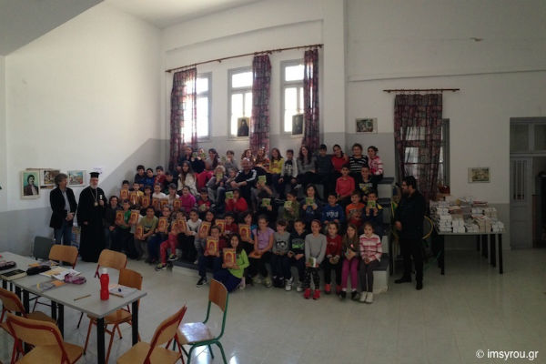 You are currently viewing Επίσκεψη Μητροπολίτη Σύρου σε σχολεία