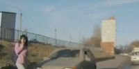 Απίστευτο τροχαίο -Αυτοκίνητο παρασύρει και εκσφενδονίζει στον αέρα γυναίκα που αφηρημένη μιλά στο κινητό της [βίντεο]