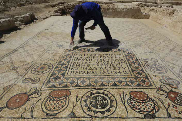 You are currently viewing Ανακαλύφθηκε βυζαντινό μωσαϊκό μοναστηριού στην έρημο του Νεγκέβ