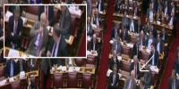 Η στιγμή που ο Βενιζέλος βρίζει τον Απόστολο Κακλαμάνη μέσα στην Ολομέλεια της Βουλής [βίντεο]  Πηγή: Η στιγμή που ο Βενιζέλος βρίζει τον Απόστολο Κακλαμάνη μέσα στην Ολομέλεια της Βουλής [βίντεο]