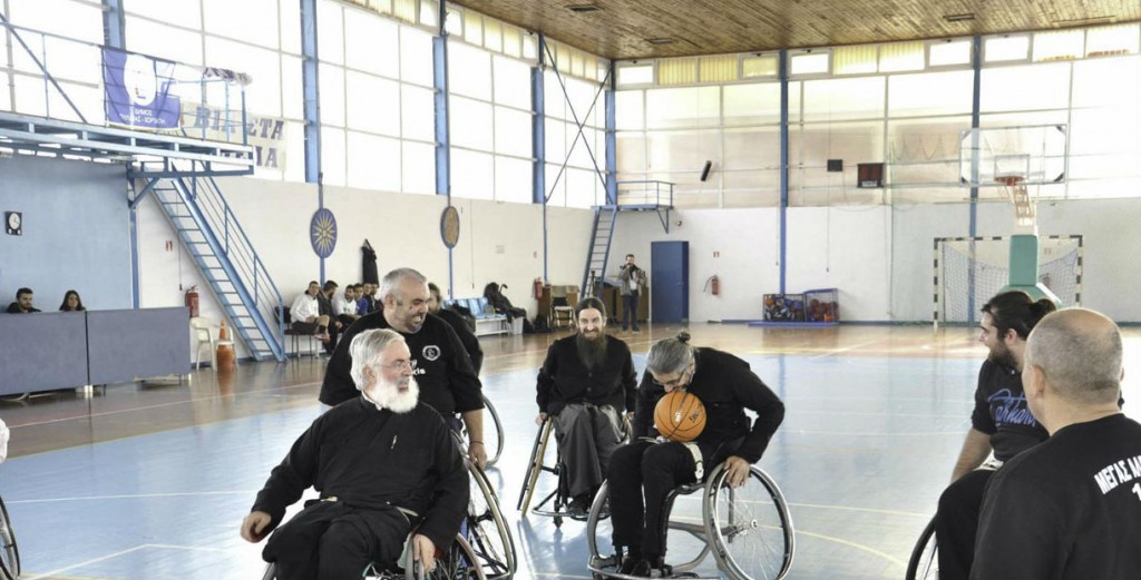 Ιερείς έπαιξαν μπάσκετ με αμαξίδια