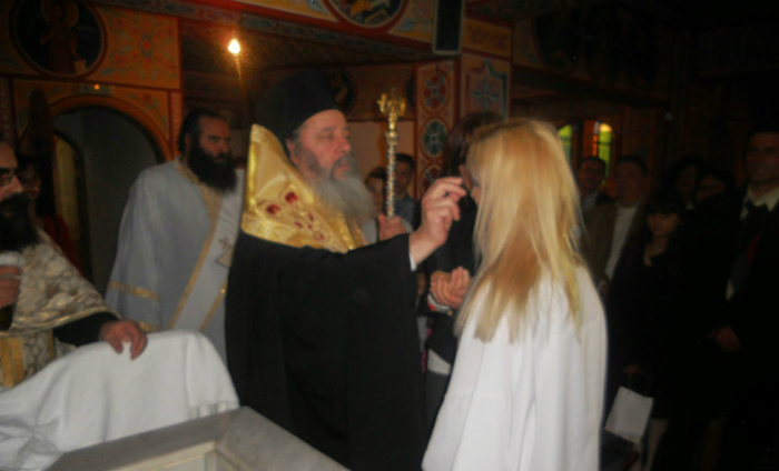 Ο  Επίσκοπος Κερνίτσης Χρύσανθος βάφτισε μία ενήλικη