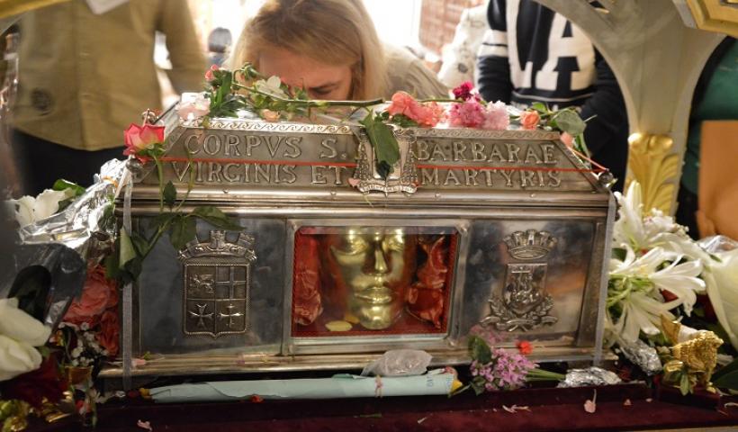 You are currently viewing Το περιφερόμενο Ιερό Λείψανο της Αγίας Βαρβάρας και το περιφερόμενο… “πτώμα” του κ.Φίλη, απο κανάλι σε κανάλι.