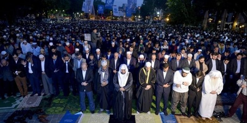 You are currently viewing Τουρκική πρόκληση: Οι Τούρκοι έκαναν μαζική προσευχή έξω από την Αγιά Σοφιά για να γίνει τζαμί