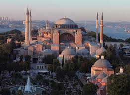 Η πρόκληση των φανατικών Ισλαμιστών μπροστά στην Αγία Σοφία στην Κωνσταντινούπολη.