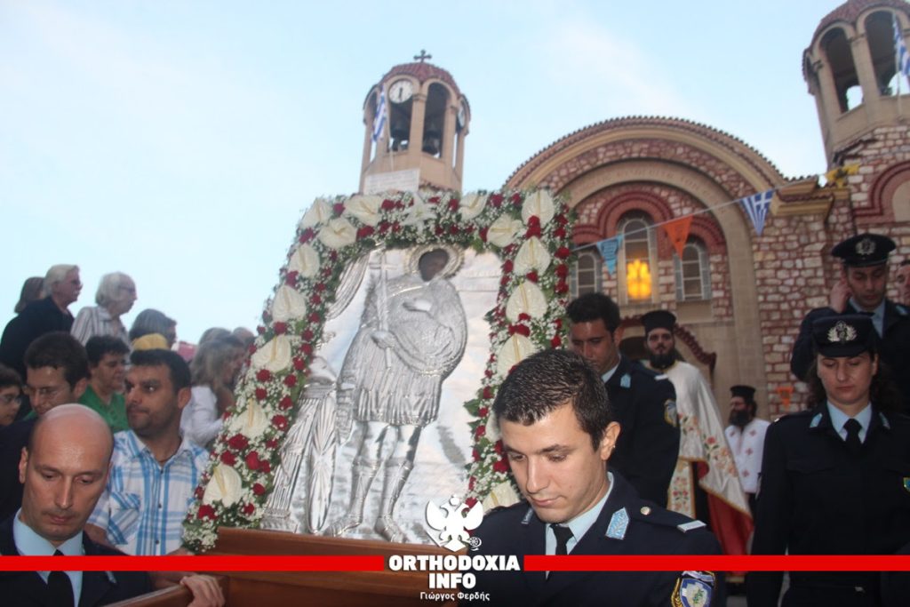 Αστυνομικοί λιτάνευσαν την εικόνα του προστάτη αγίου τους Αρτεμίου στο Παγκράτι