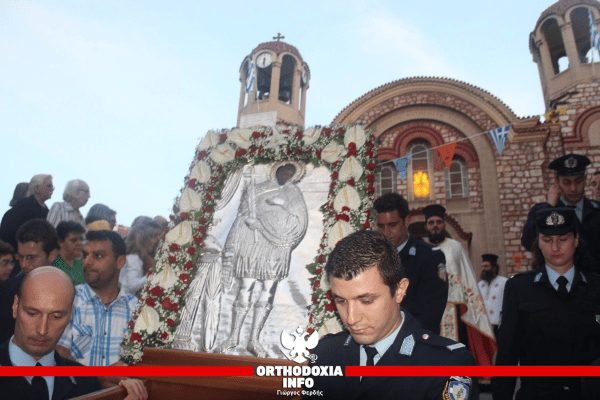 You are currently viewing Αστυνομικοί λιτάνευσαν την εικόνα του προστάτη αγίου τους Αρτεμίου στο Παγκράτι