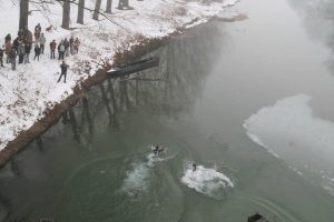 Διδυμότειχο: Αψήφισαν  χιόνια και παγωνιά και βούτηξαν για τον Σταυρό