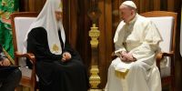 Η ιστορική πρώτη συνάντηση του Πάπα με τον  Ρώσο Πατριάρχη Κύριλλο