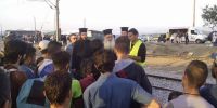 Χριστιανοί Σύριοι παρακολουθούν τη θ.λειτουργία στην Ειδομένη