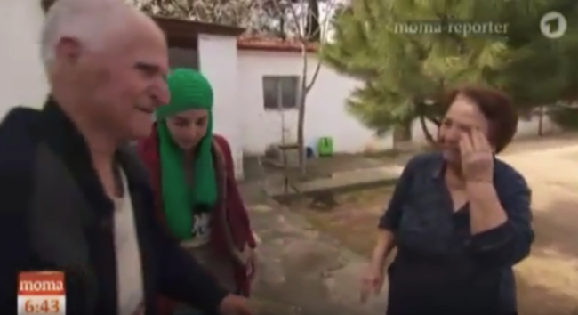 You are currently viewing Συγκλονίζουν οι ελληνες ηλικιωμένοι που ανοίγουν το σπίτι τους σε πρόσφυγες για ένα μπάνιο