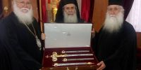 Τα δώρα του Μητροπολίτη Ναζαρέτ και του Αρχιεπισκόπου Θαβωρίου στον Πατριάρχη Ιεροσολύμων