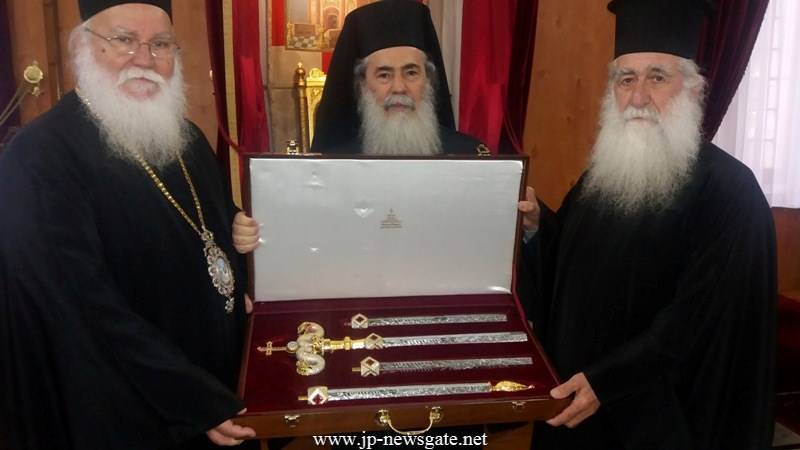 You are currently viewing Τα δώρα του Μητροπολίτη Ναζαρέτ και του Αρχιεπισκόπου Θαβωρίου στον Πατριάρχη Ιεροσολύμων