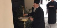Το κερί του Πατριάρχη Βαρθολομαίου στη μνήμη του προκατόχου του Γρηγορίου Ε’, στο σημείο του μαρτυρίου Του.