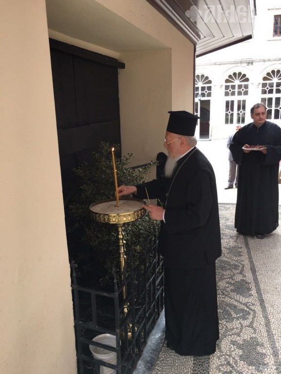 You are currently viewing Το κερί του Πατριάρχη Βαρθολομαίου στη μνήμη του προκατόχου του Γρηγορίου Ε’, στο σημείο του μαρτυρίου Του.