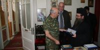 Ο Αρχηγός ΓΕΣ προσέφερε στον Μητροπολίτη Χίου ένα ξίφος ίσα με το μπόι του!!!