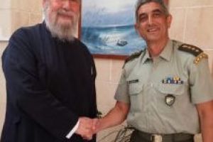 Ο Διοικητής της ΕΛΔΥΚ Εμμανουήλ Θεοδώρου στον Αρχιεπίσκοπο Κύπρου