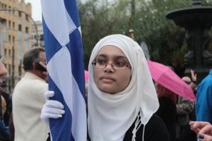 Η σημαιοφόρος με την….μαντήλα που έκλεψε την παράσταση στην Αθήνα