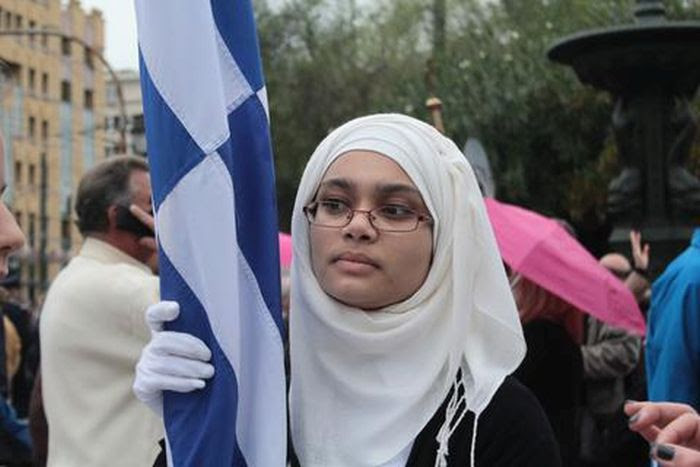 Η σημαιοφόρος με την....μαντήλα που έκλεψε την παράσταση στην Αθήνα