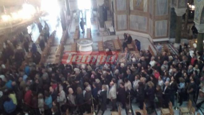 You are currently viewing Πάτρα: «Λαοθάλασσα» πιστών για την Τιμία Ζώνη της Παναγίας – 5.000 άτομα προσκύνησαν από προχθες
