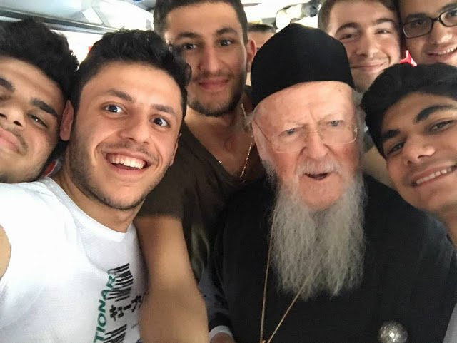You are currently viewing Η selfie του Πατριάρχη του Γένους με τα νέα παιδιά