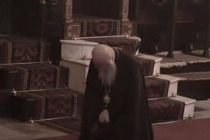 Ο Πατριάρχης του Γένους προσευχόμενος για όλο τον κόσμο!!