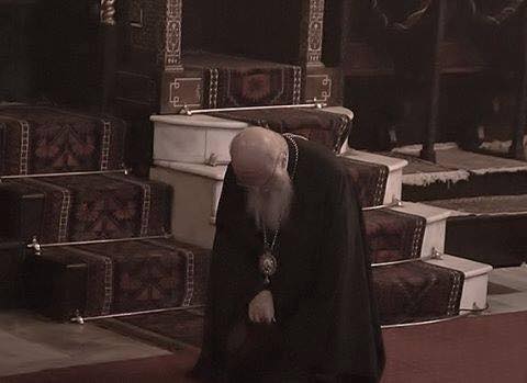 You are currently viewing Ο Πατριάρχης του Γένους προσευχόμενος για όλο τον κόσμο!!