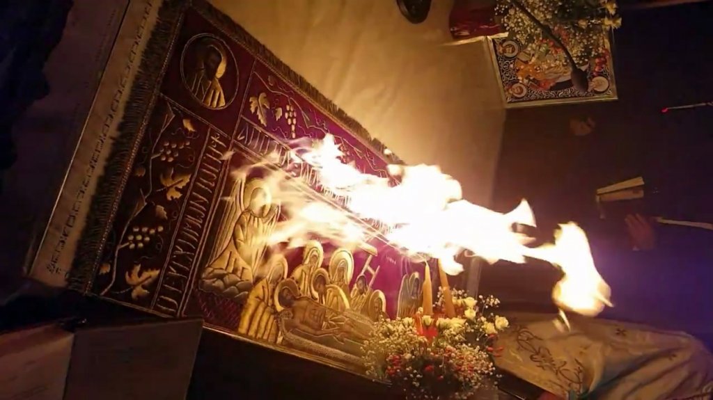You are currently viewing Ιερέας έβαλε φωτιά στην Αγία Τράπεζα για να μιμηθεί την Αφη του Αγιου Φωτός!