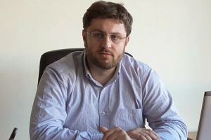 Ζαχαριάδης: «Συζήτηση για επικοινωνιακή κατανάλωση το Άγιο Φως»