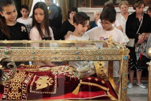 Τα μικρά παιδιά σπεύδουν να προσκυνήσουν την Αγία Ελένη
