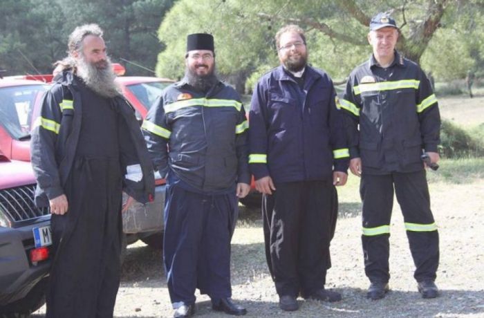 You are currently viewing Λέσβος: Ιερείς εθελοντές πυροσβέστες