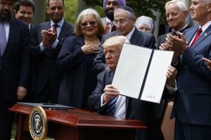 Τι αναφέρει το νέο διάταγμα Τραμπ για τις θρησκευτικές ελευθερίες