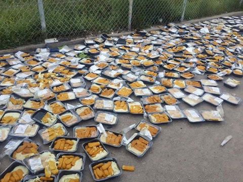 ΣΟΚ! Την ίδια στιγμή που ηλικιωμένοι τρώνε απ τα απο τα σκουπίδια γιατί τους έκοψαν το ΕΚΑΣ πρόσφυγες στη Χίο πετάνε το φαγητό γιατί…