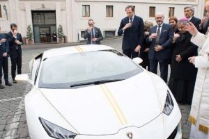 Ο Πάπας είπε «όχι» σε Lamborghini που του χάρισαν -Αλλά την ευλόγησε