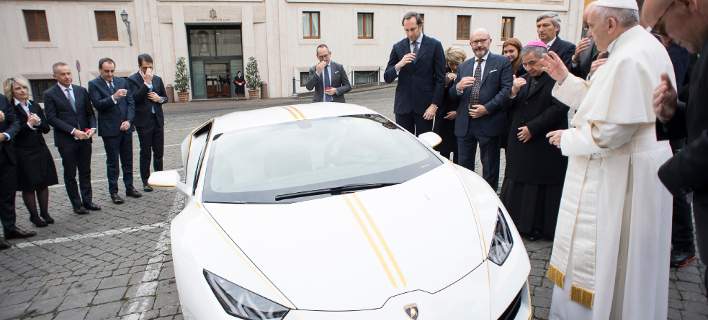 Ο Πάπας είπε «όχι» σε Lamborghini που του χάρισαν -Αλλά την ευλόγησε