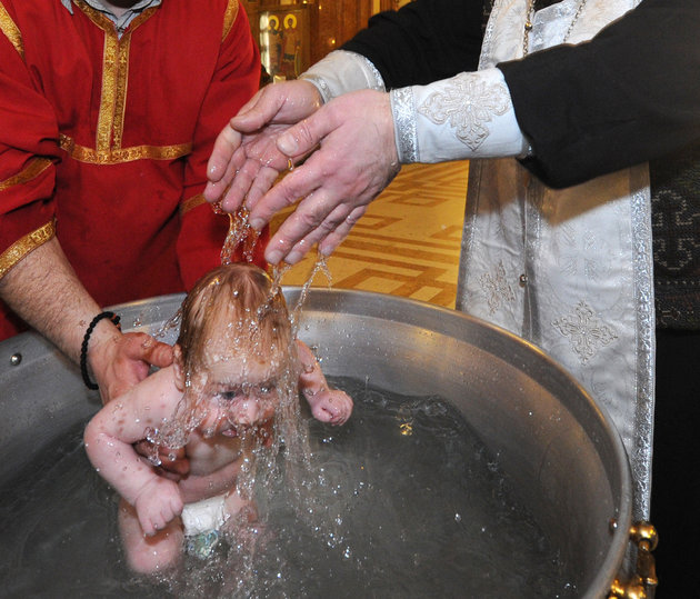 You are currently viewing Οι ιερείς στην Πάτρα δεν βαφτίζουν παιδιά με δύο ονόματα. «Κομμένοι» οι ανήλικοι νονοί όπως και οι έγγαμοι με πολιτικό