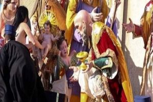 Εικόνες ντροπής στο Βατικανό από ακτιβίστρια-Επιχείρησε να αρπάξει το ομοίωμα του Ιησού…