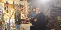 Χαμόγελα και ευχές μοίρασε ο Μητροπολίτης Σύρου στην αγορά της Ερμούπολης