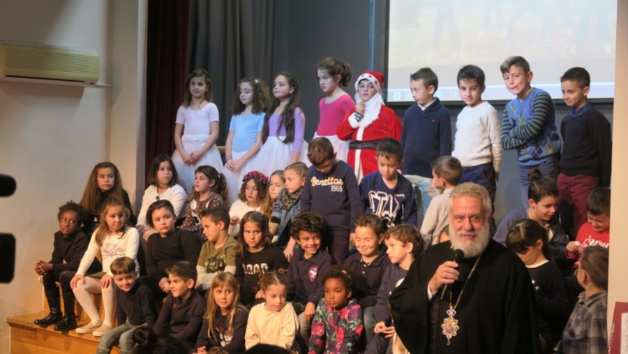 You are currently viewing Ο Μητροπολίτης Σύρου παρέστη στη Χριστουγεννιάτικη εορτή του Σχολείου της Αδελφότητος Δελασάλ